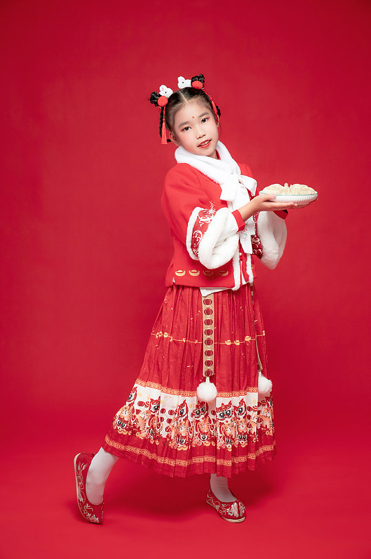 手饺子小女孩兔年新年汉服儿童摄影图