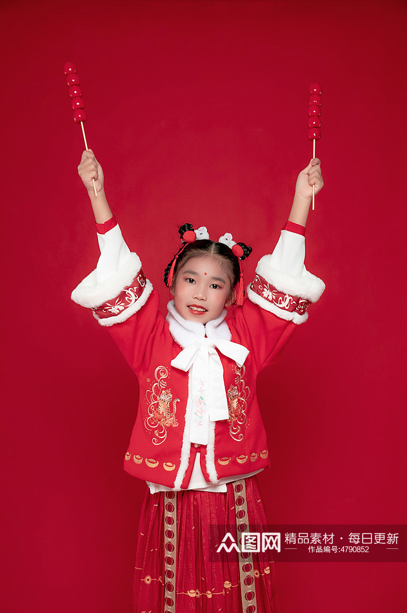 手拿糖葫芦小女孩兔年新年汉服儿童摄影图素材
