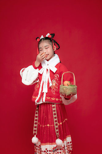 手持果篮水果兔年新年汉服儿童摄影图