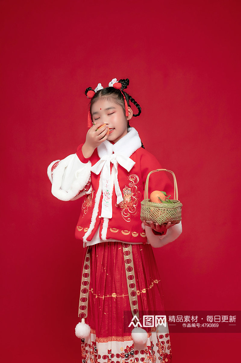 手持果篮水果兔年新年汉服儿童摄影图素材