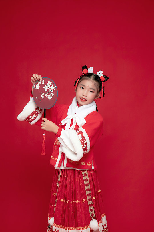 春节手持蒲扇女孩喜庆新年汉服儿童摄影图