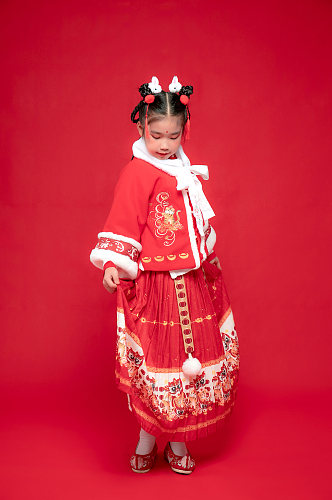 兔年春节元旦小女孩新年汉服儿童摄影图