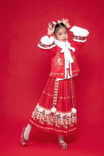 兔年春节元旦可爱小女孩新年汉服儿童摄影图