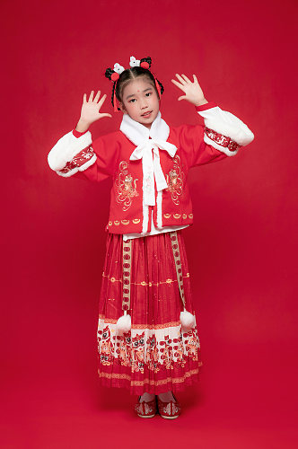 兔年春节元旦小女孩新年汉服儿童摄影图
