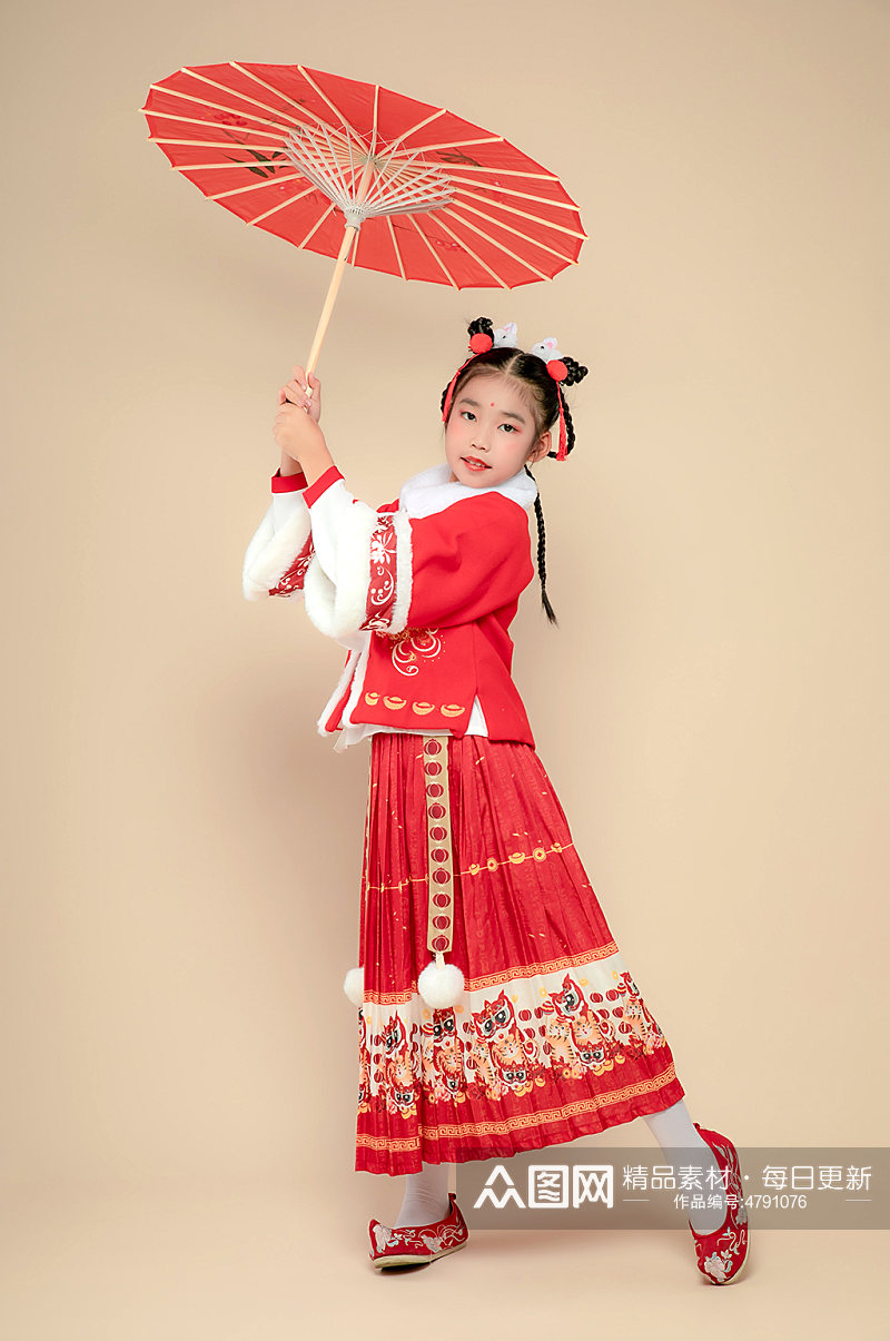 手持纸伞小女孩兔年新年汉服儿童摄影图素材