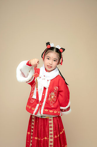 手持中国结小女孩兔年新年汉服儿童摄影图