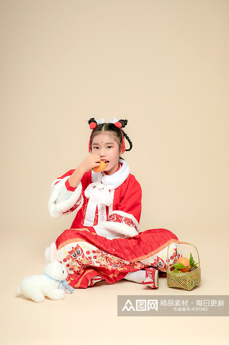 吃水果小女孩春节兔年新年汉服儿童摄影图素材