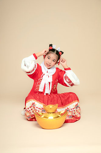 春节元旦元宝小女孩兔年新年汉服儿童摄影图