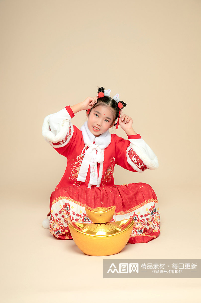 春节元旦元宝小女孩兔年新年汉服儿童摄影图素材