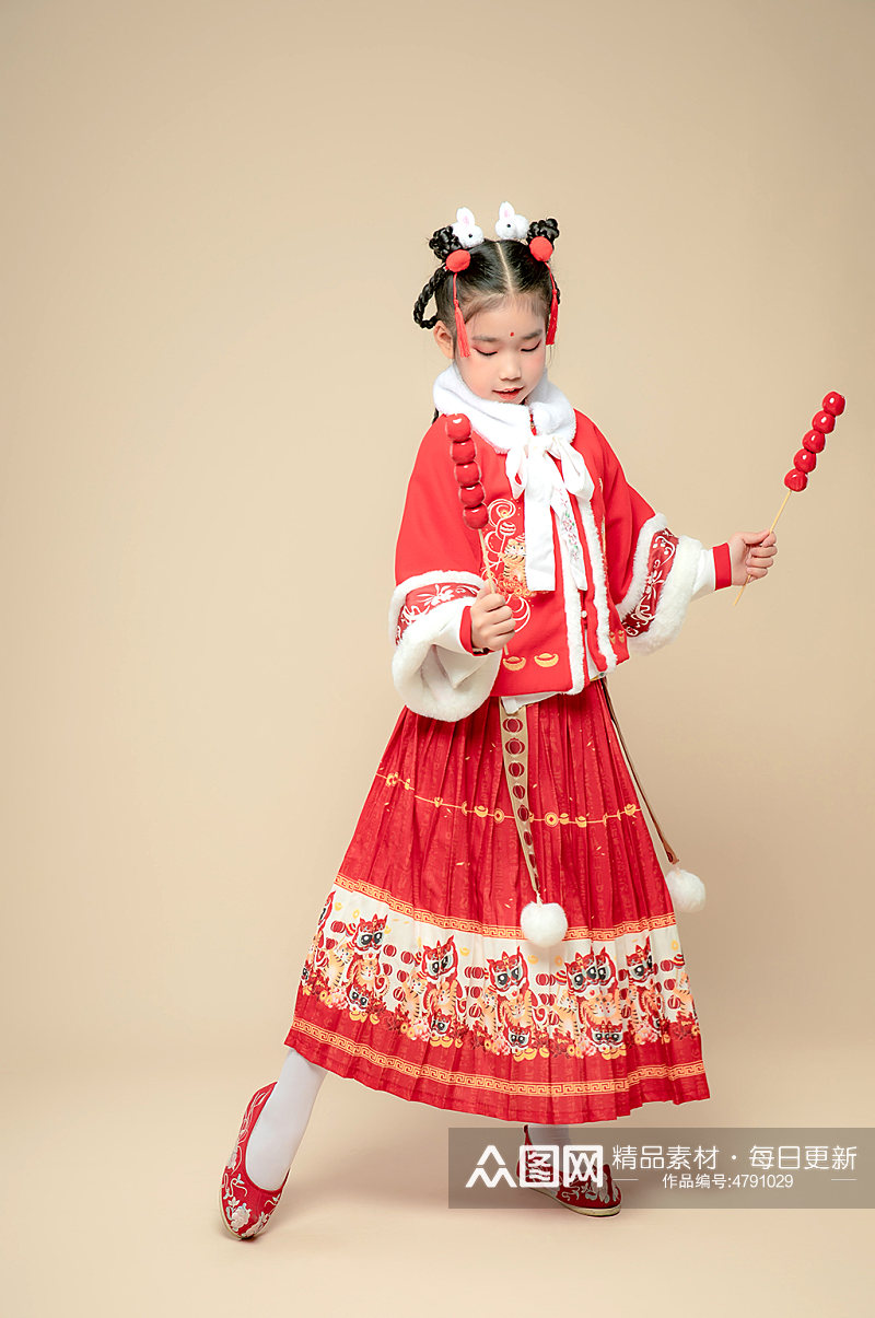 手持糖葫芦小女孩兔年新年汉服儿童摄影图素材