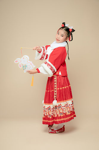 手持兔子灯笼小女孩新年汉服儿童摄影图