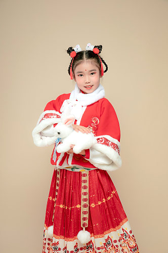 手持兔子灯笼小女孩新年汉服儿童摄影图