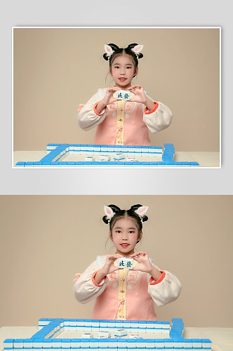 手持麻将小女孩春节兔年新年汉服儿童摄影图