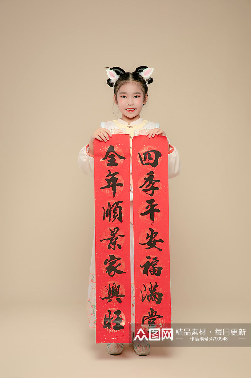 手持春联小女孩兔年新年汉服儿童摄影图素材