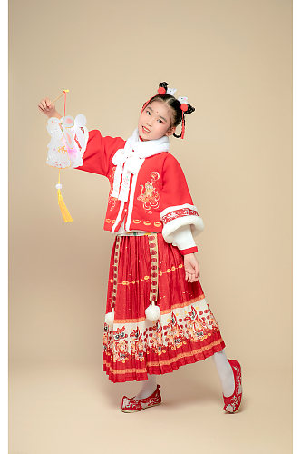 手持兔子灯笼小女孩新年汉服儿童摄影图