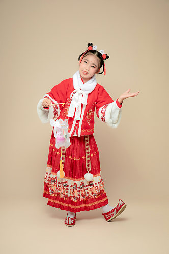 手持兔子灯笼小女孩新年汉服儿童摄影图