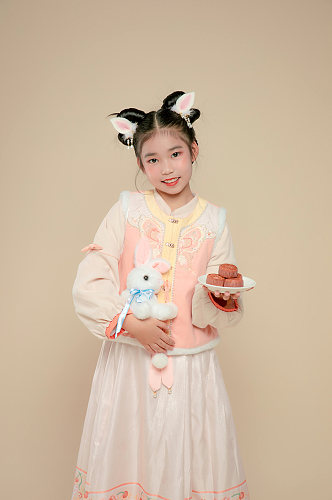 手持月饼小女孩兔年新年汉服儿童摄影图