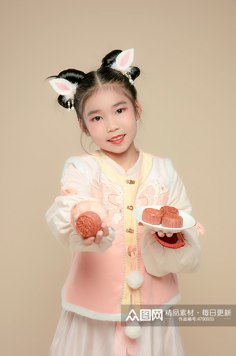 手持月饼小女孩兔年新年汉服儿童摄影图素材