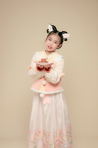 手持月饼小女孩兔年新年汉服儿童摄影图