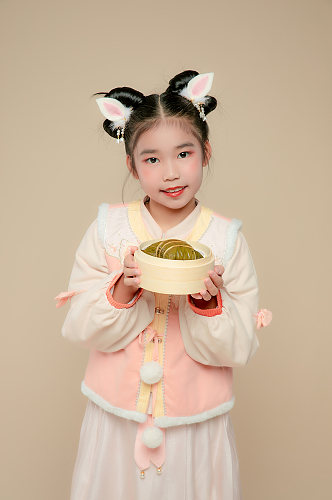 手持粽子小女孩兔年新年汉服儿童摄影图