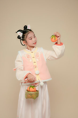 手持果篮小女孩春节兔年新年汉服儿童摄影图