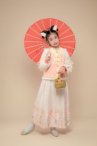 纸伞果篮小女孩春节兔年新年汉服儿童摄影图