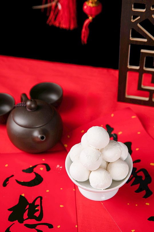 中式新年茶壶汤圆对联新年元宵节摄影图片