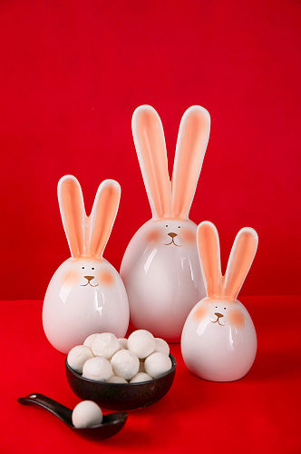中式新年兔年兔子瓷器汤圆元宵节摄影图
