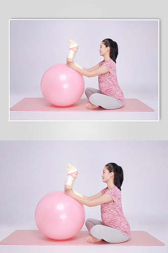 体操球抱婴儿宝宝孕妇瑜伽人物摄影图