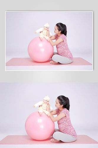 体操球抱婴儿宝宝孕妇瑜伽人物摄影图