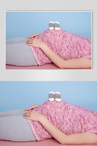 肚子放婴儿宝宝袜子孕妇瑜伽人物摄影图