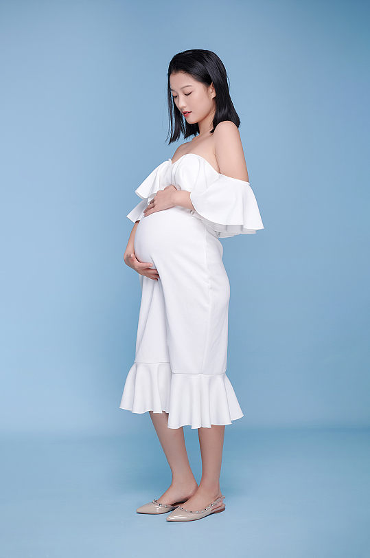 手抚肚子优雅孕妇人物摄影图