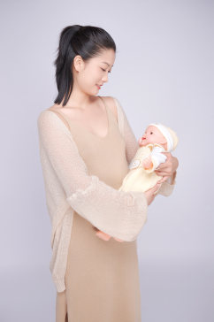 手抱婴儿宝宝优雅孕妇人物摄影图