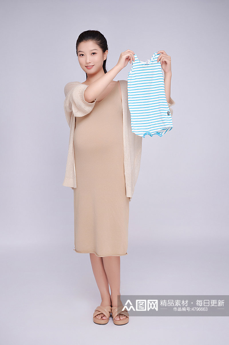 手拿婴儿宝宝衣服服饰优雅孕妇人物摄影图素材