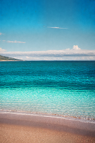 唯美蓝色沙滩大海摄影图