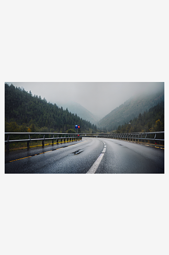 精致美丽下雨道路自然风景图片