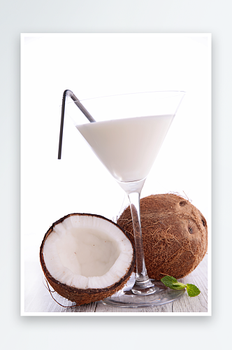 美味椰子汁饮品摄影图片