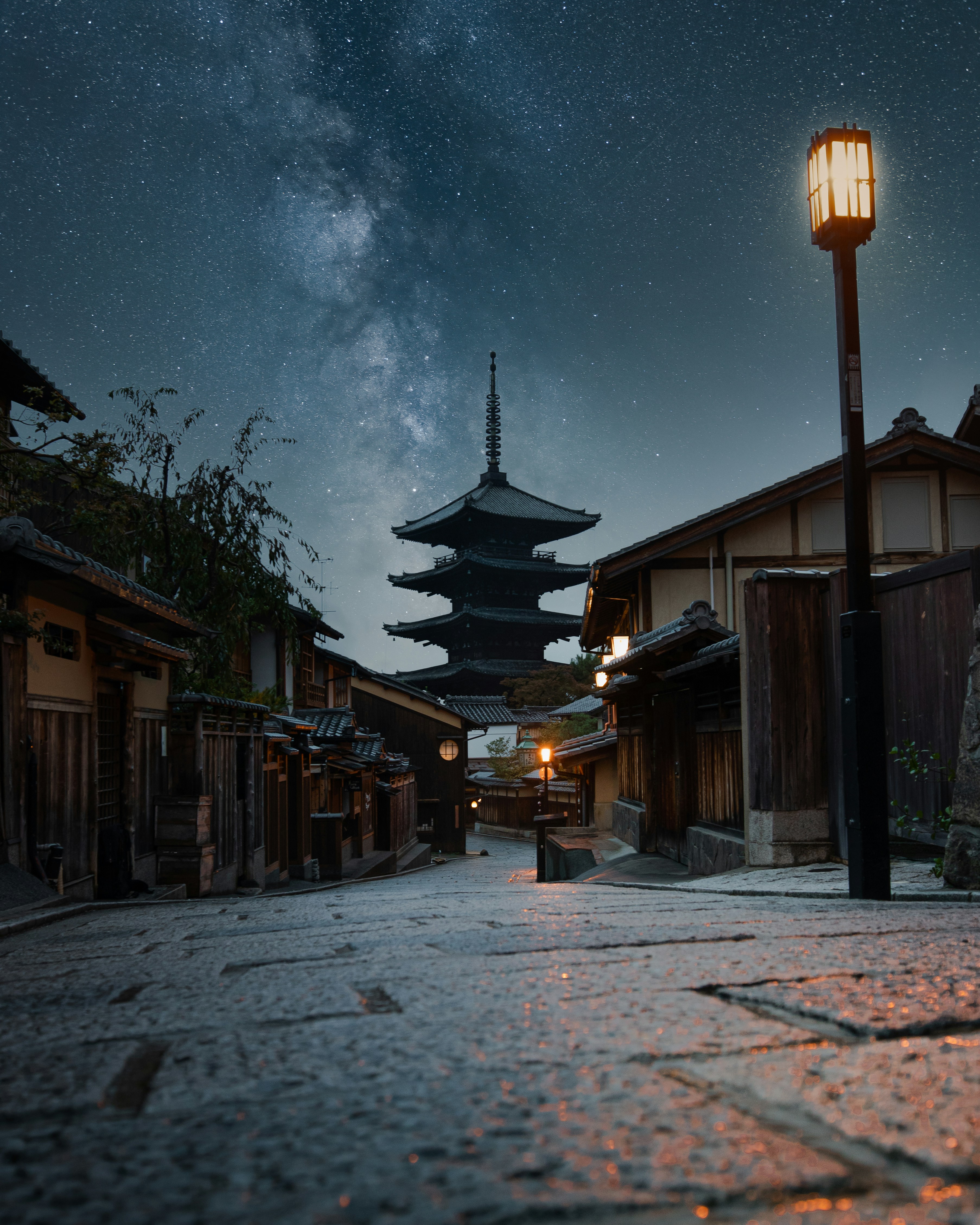 夜空下的古寺街景素材