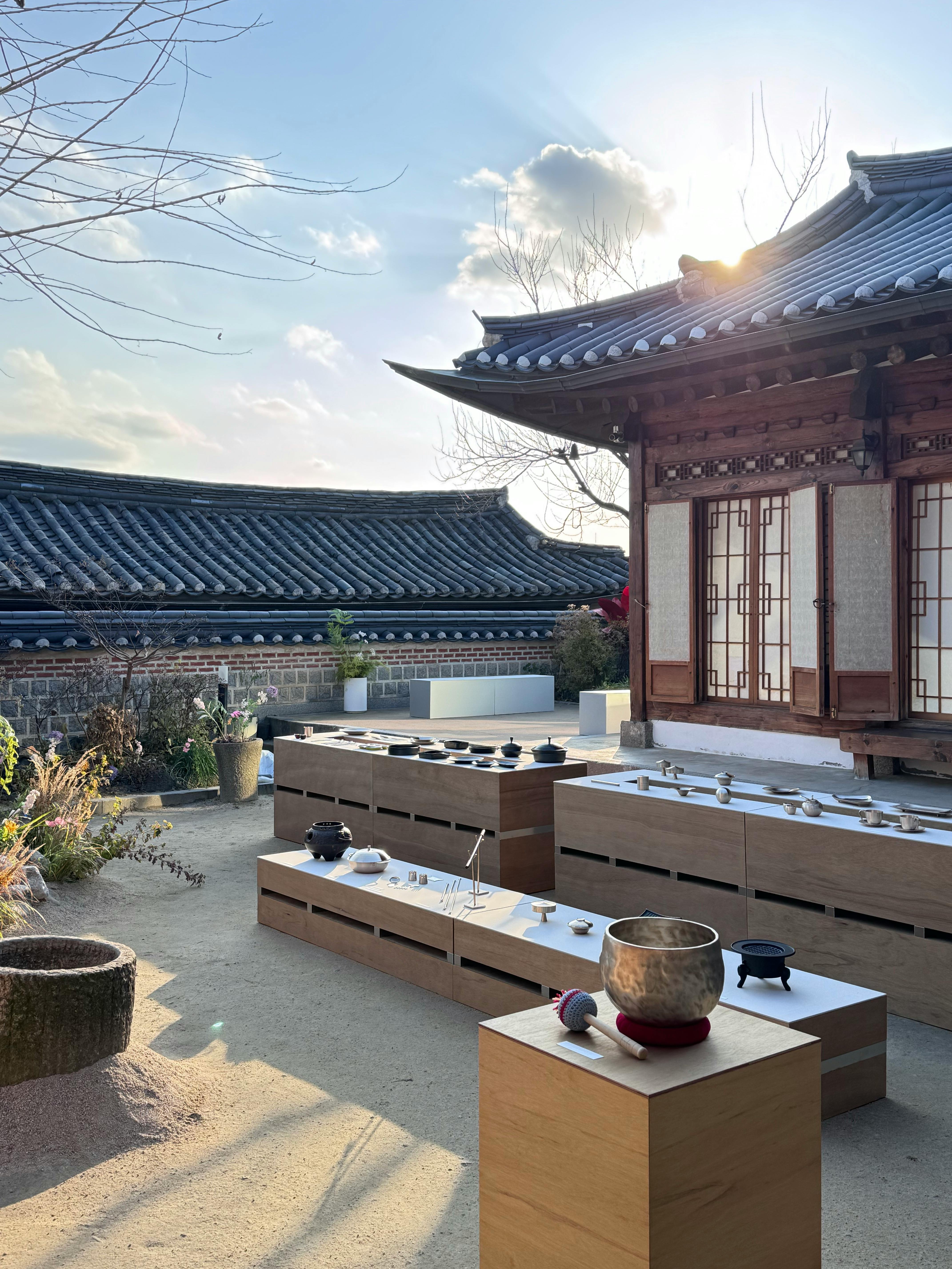 传统建筑庭院茶具展示素材