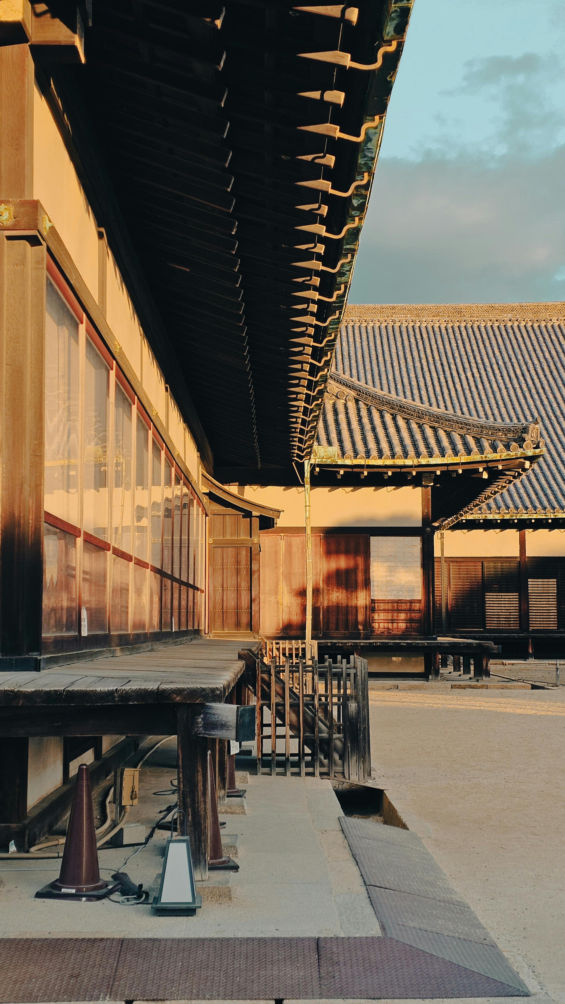 古建筑庭院夕阳下的静谧景象素材