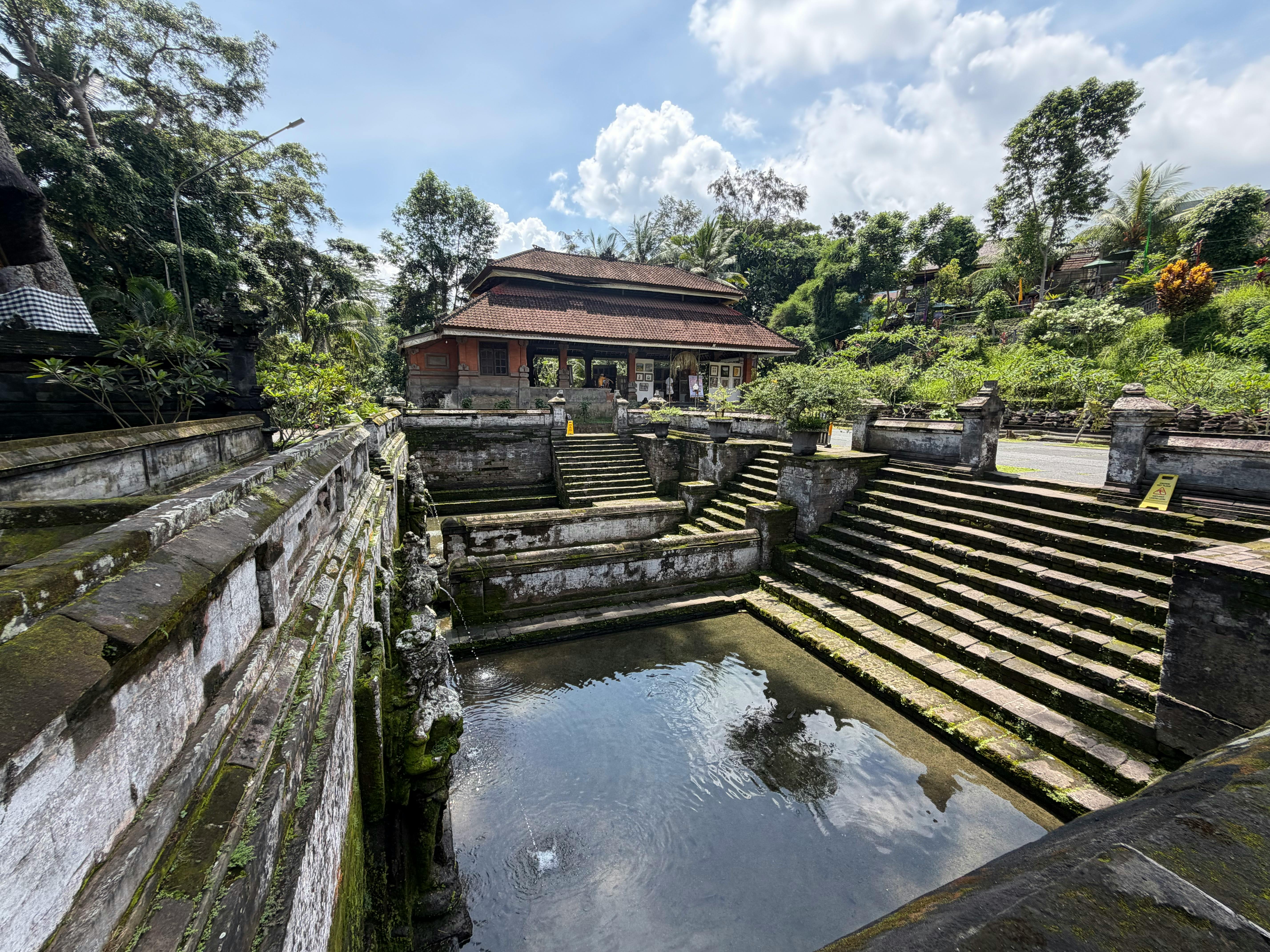 古朴庭院水池与阶梯素材