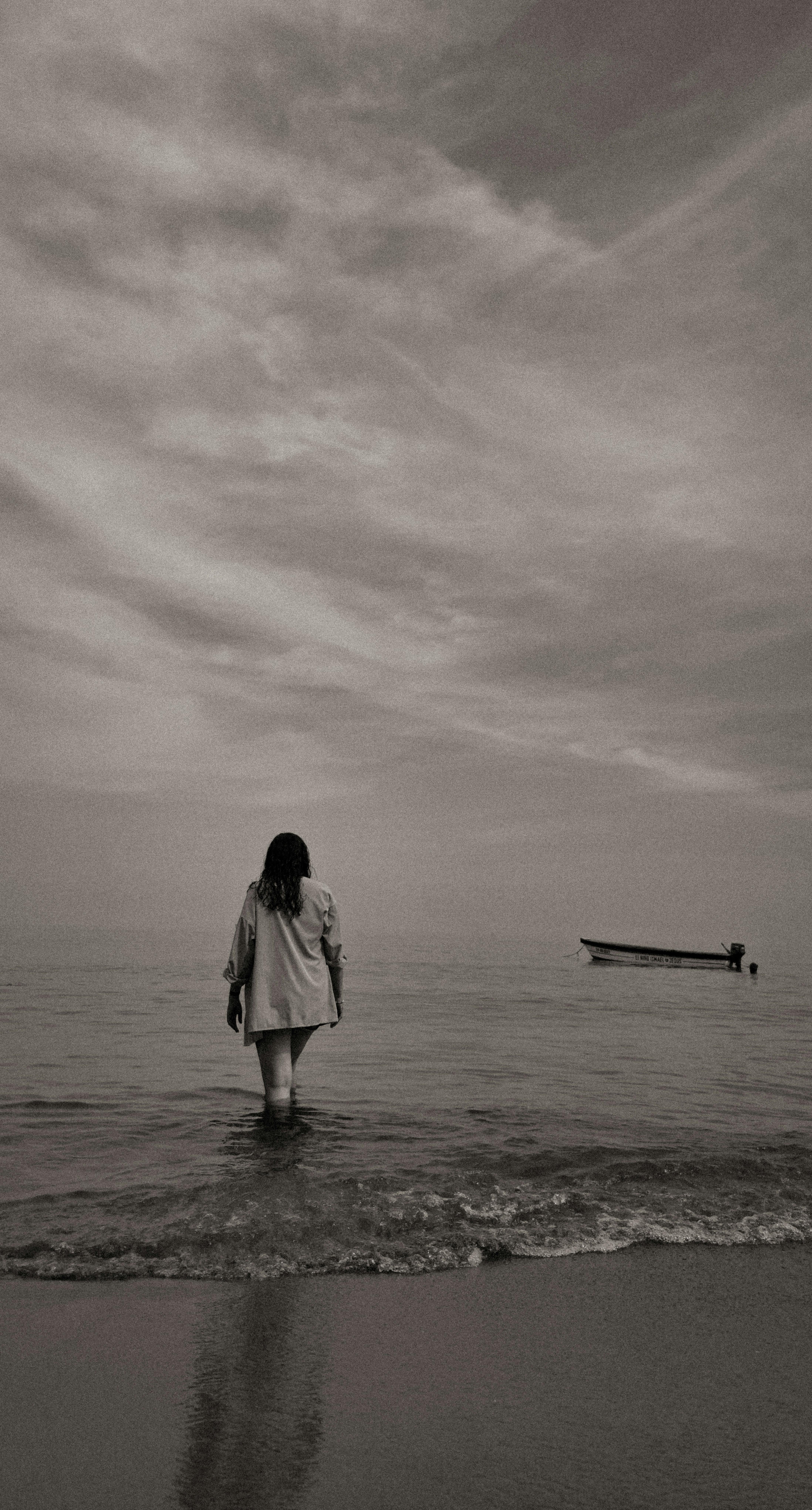 海边女子背影漫步素材