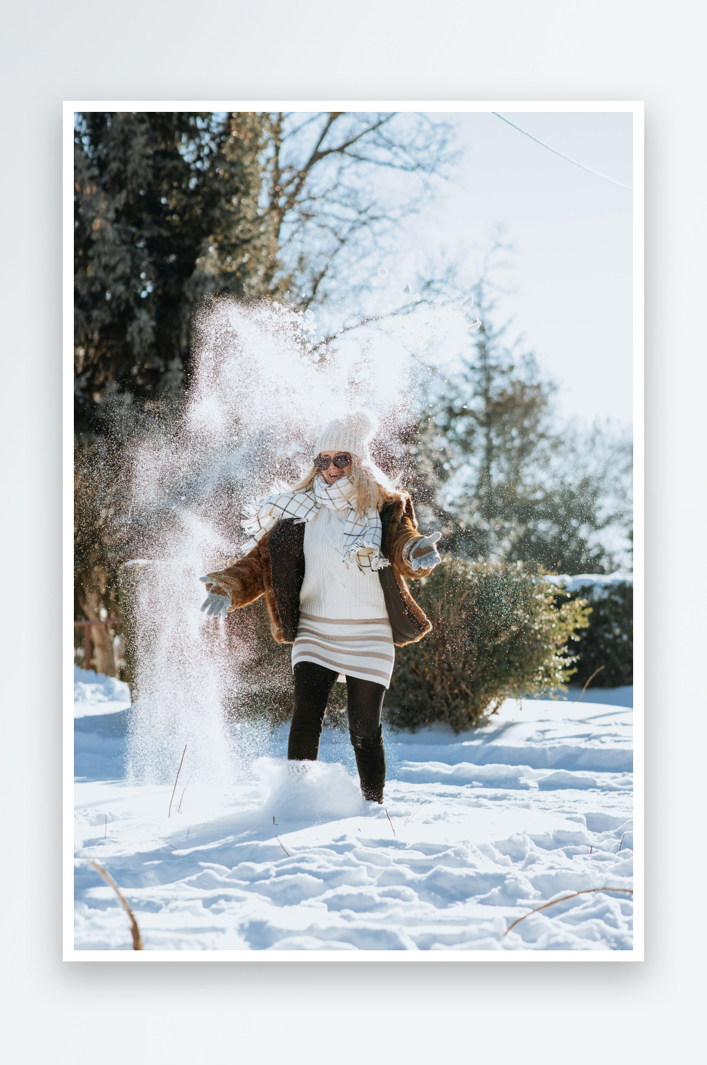雪地抛雪女子冬日欢乐瞬间素材