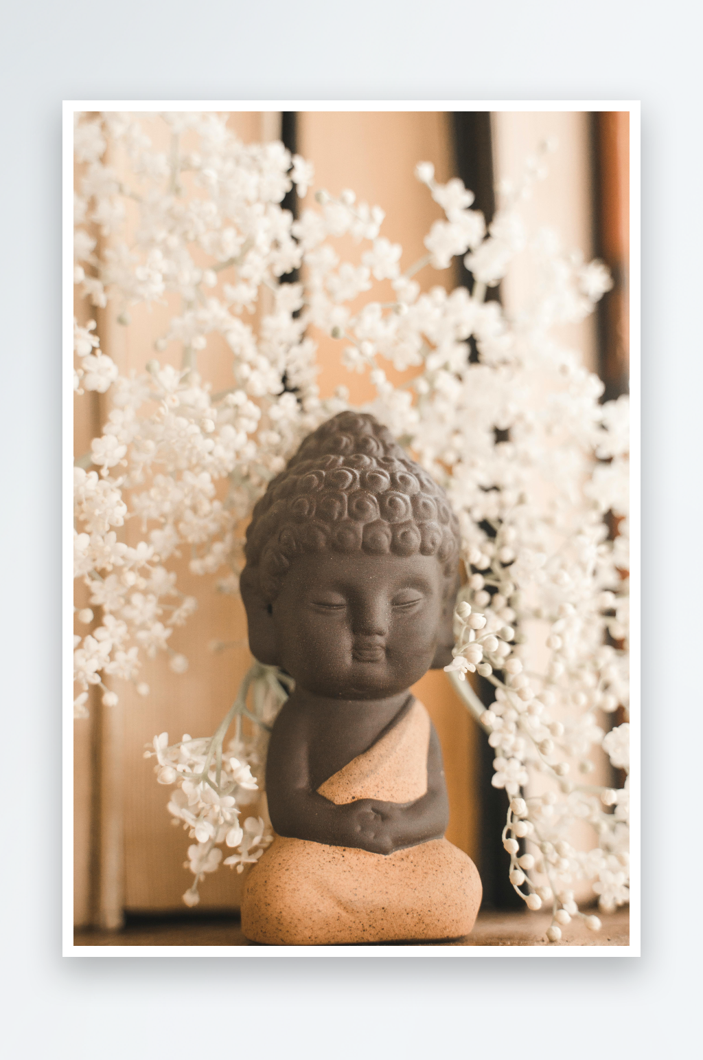 佛像静坐花丛中禅意盎然素材