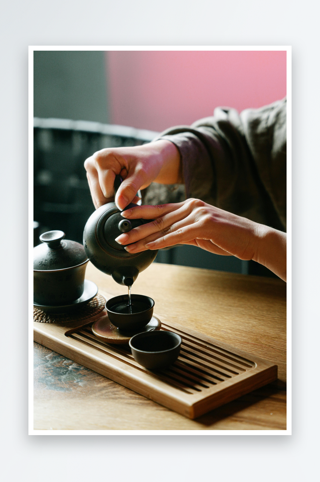双手执壶斟茶瞬间素材