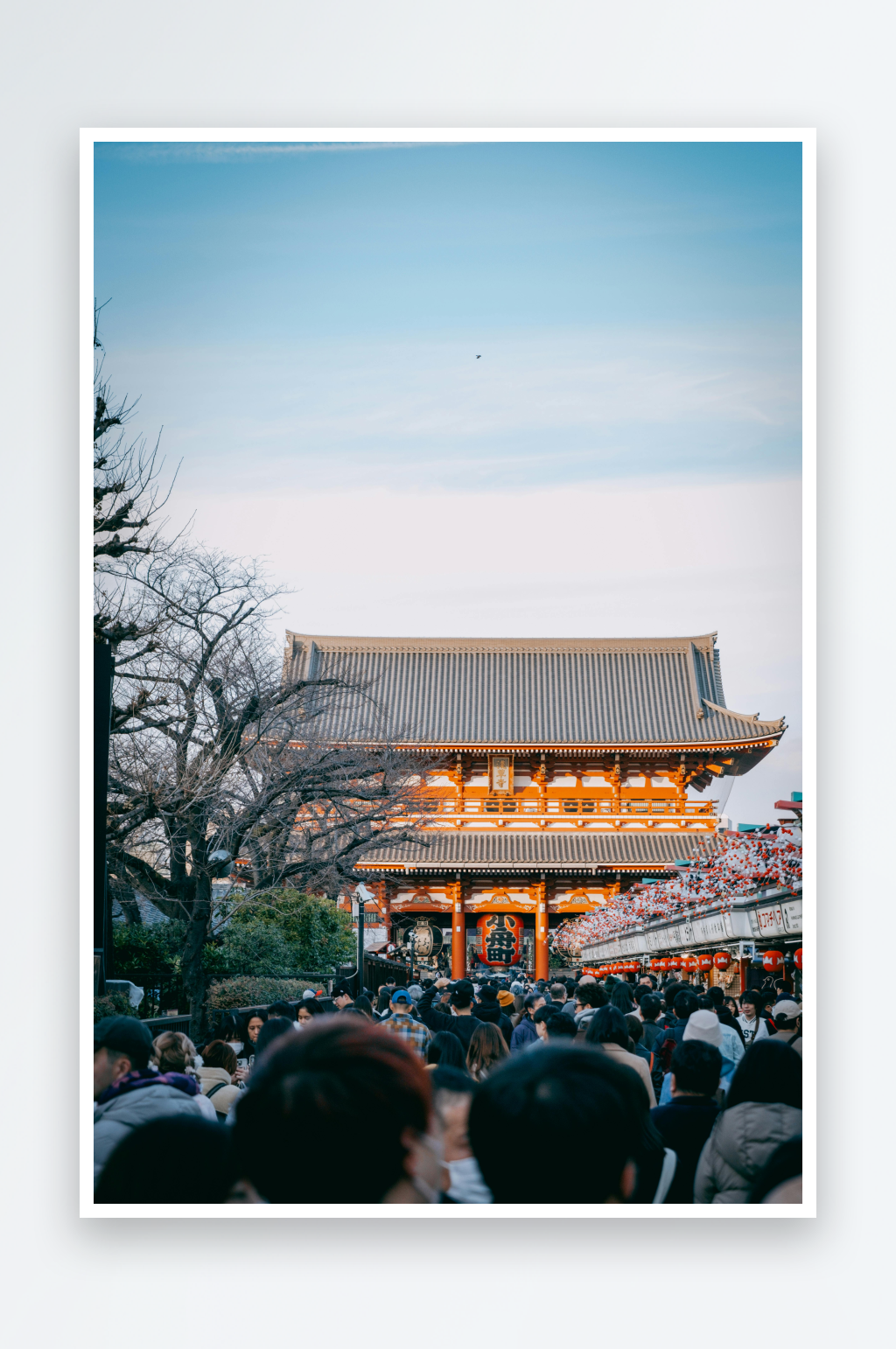 古建筑前人群熙攘景象素材