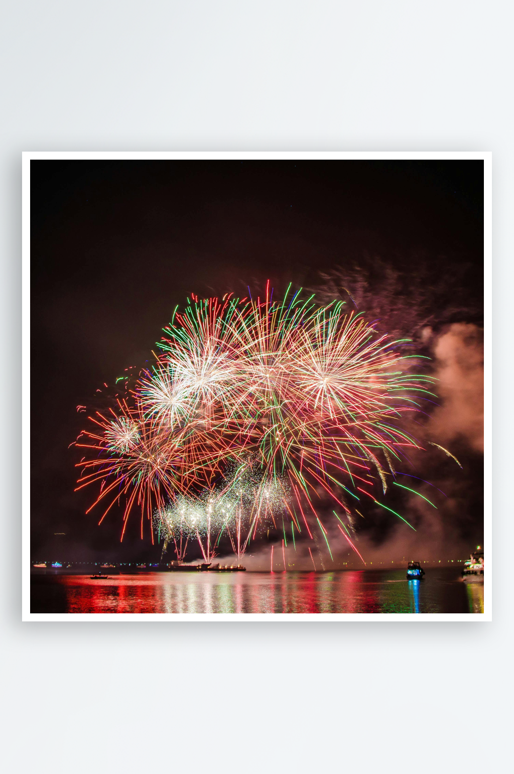 夜空烟花绽放水面倒影绚丽素材