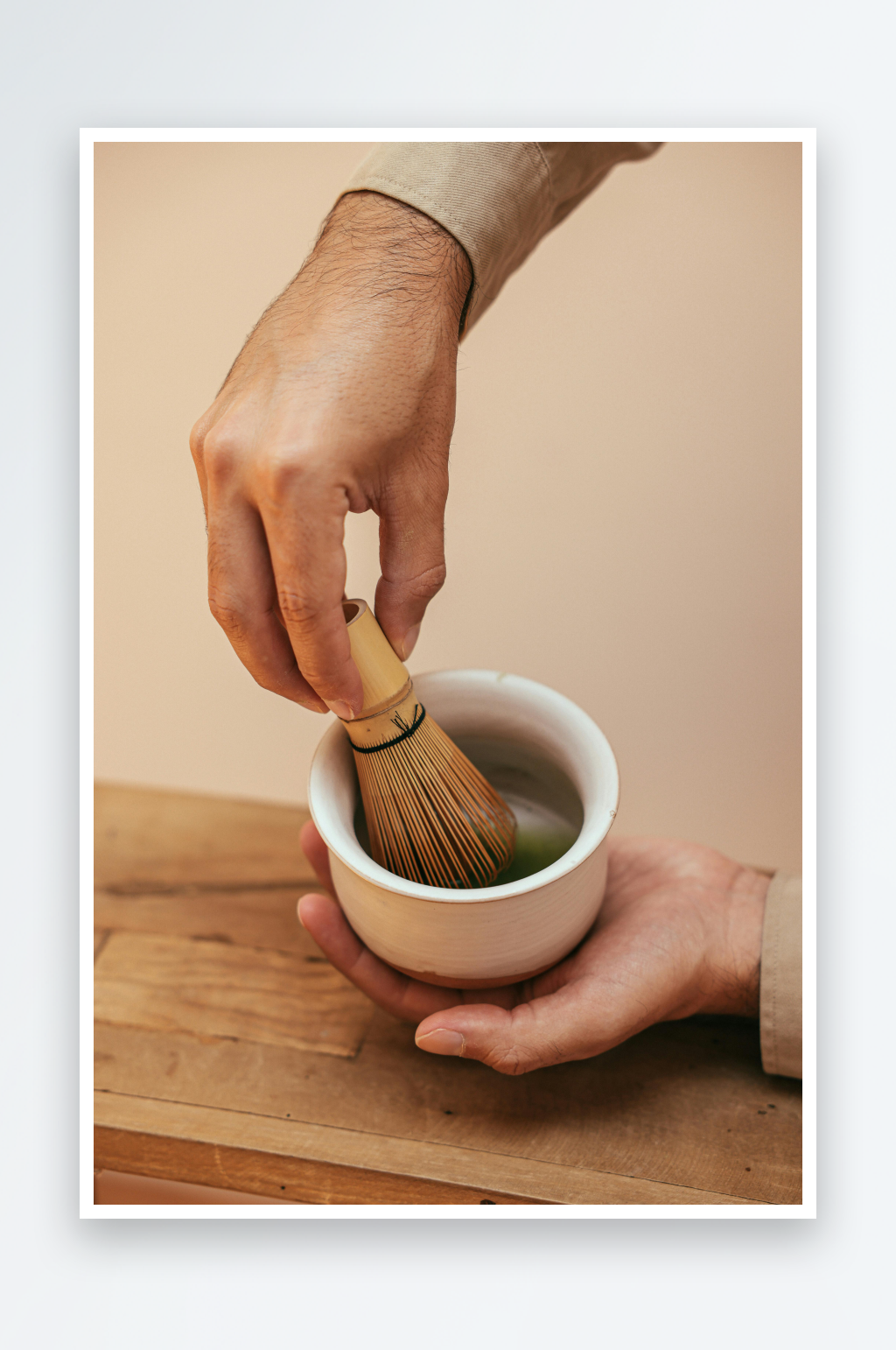 手持竹刷搅拌茶碗中抹茶素材