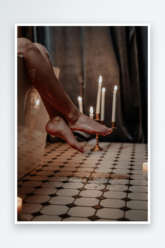 浴缸边烛光映照的双脚-众图网