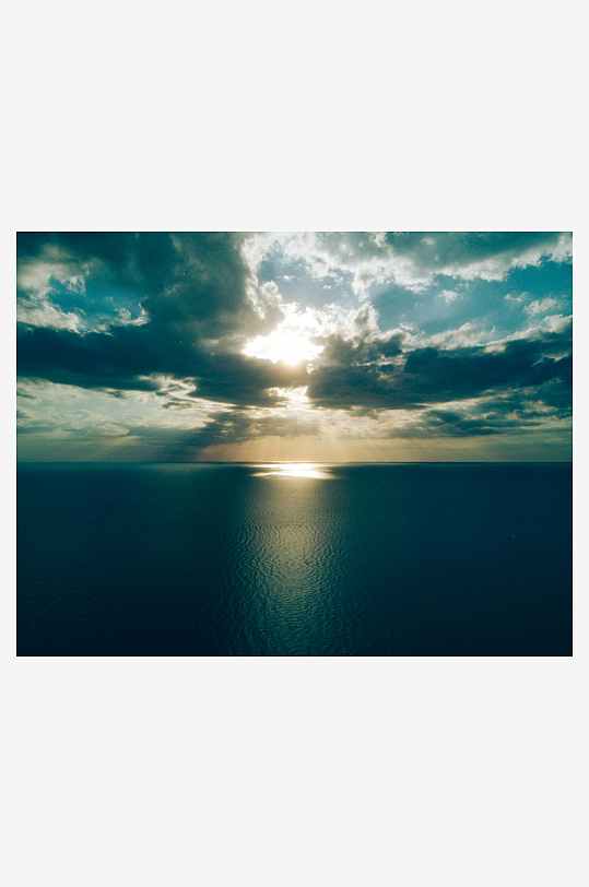 海上日落云层光影壮丽-众图网